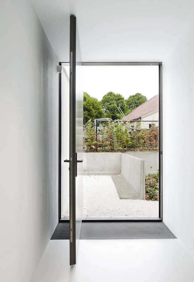 FritsJurgens System One pivot entry door